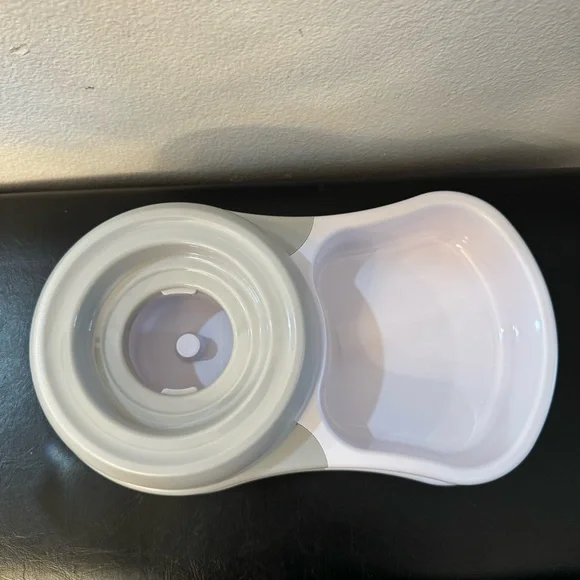 New. Automatic Pet/ Dog Water Bowl Dispenser 1.58 Gallon (6 L) – BPA-Free. Grey. - Picture 11 of 15